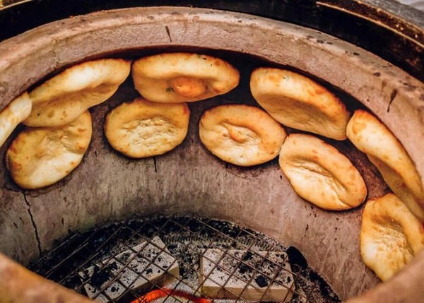 ▲사진 : 키르기스 전통 화덕에 리뾰쉬까를 굽는 모습