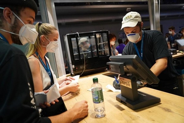 실내에서 마스크를 착용한 관광객들 @뉴스코리아 문성원 특파원