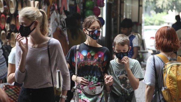 마스크를 쓰고 관광하는 엄마와 아들 @뉴스코리아 문성원 특파원