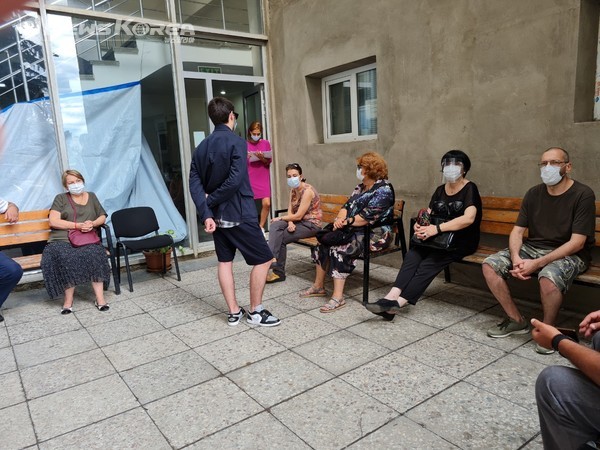 백신 접종을 위해 대기중인 사람들 @뉴스코리아 박철호 특파원