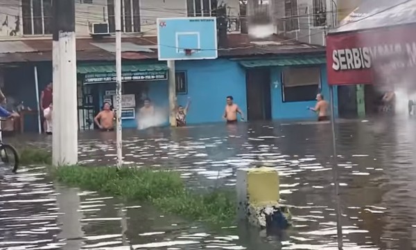 필리핀에서 태풍 영향으로 침수된 동네 농구장 @뉴스코리아 (사진:페이스북 영상)