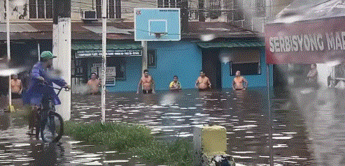 필리핀에서 태풍 영향으로 침수된 동네 농구장 @뉴스코리아 (사진:페이스북 영상)