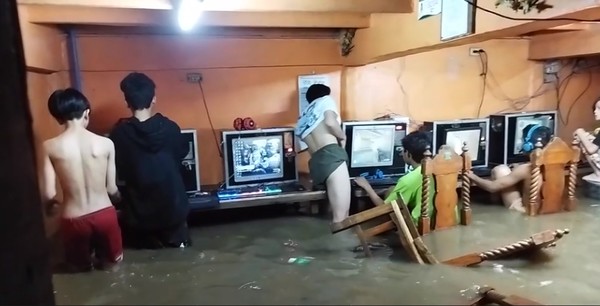 필리핀에서 태풍 영향으로 침수된 인터넷 카페 @뉴스코리아 (사진:페이스북 영상)