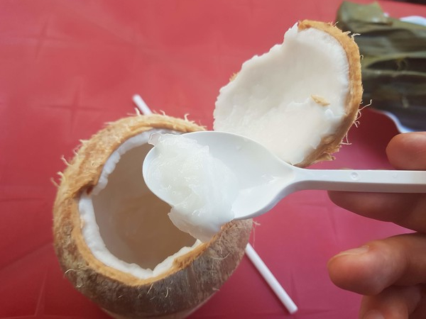 코코넛 속살을 숟가락으로 떠먹는다. @뉴스코리아 이웅연 특파원 