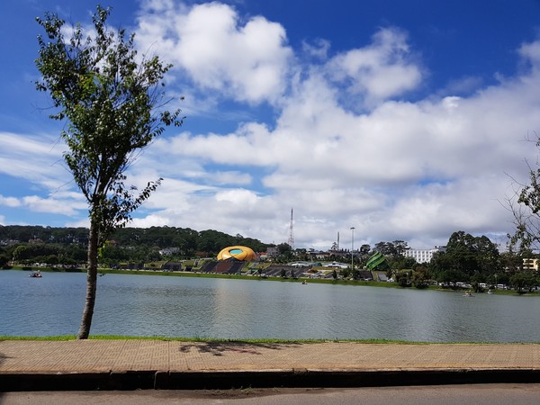 호수건너편 달랏 광장의 모습 @뉴스코리아 이웅연 특파원 