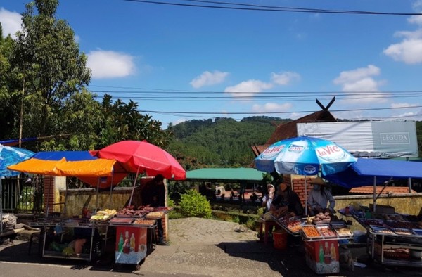 케이블카 타는곳 입구에는 여러종류의 길거리 음식이 있다. @뉴스코리아 이웅연 특파원 