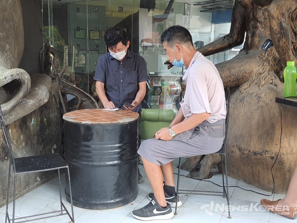 사진= 한국 가족 연락처 및 내용 확인중인 다바오 한인회 최영태감사- @뉴스코리아 이재숭 특파원