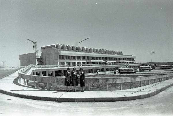 공사 중인 1974년 마나스 국제 공항