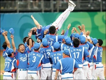 대한민국 야구의 최고 전성기, 2008 베이징 올림픽 결승전에서 쿠바를 꺾고 환호하고 있는 김경문 감독과 선수단의 모습이다. @뉴스코리아 최성민 대학생 기자