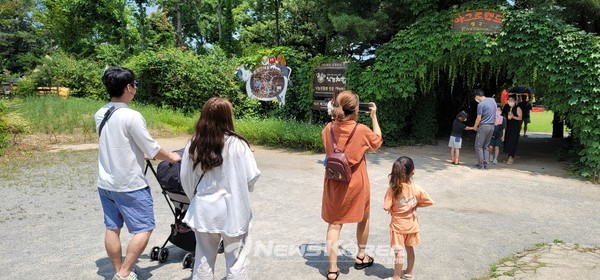 자녀들을 동반한 가족단위 방문객이 유모차까지 대동해서 입장하고 있다. @뉴스코리아 최신 기자 