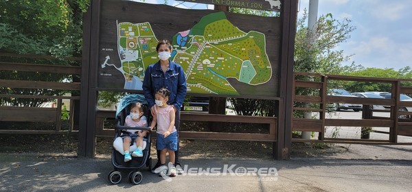 아그로랜드 안내판 앞에서 사진을 찍는 방문객 가족들 @뉴스코리아 최신 기자