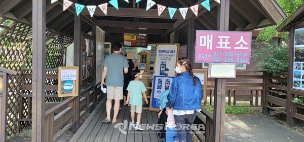 입구에서 모든 방문객들의 체온 측정후에 입장권을 구입할수 있다. @뉴스코리아 최신 기자