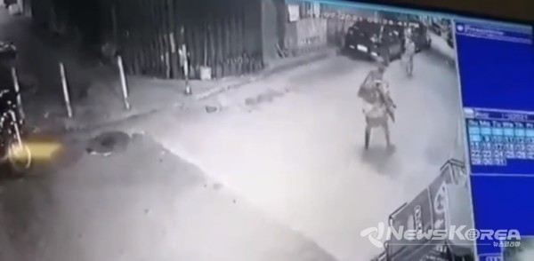 필리핀에서 야간통행금지 위반 혐의를 받은 시민이 마을 경비원이 쏜 총에 맞아 사망하는 사건이 발생했다 @뉴스코리아 (사진:사건 CCTV 캡쳐)