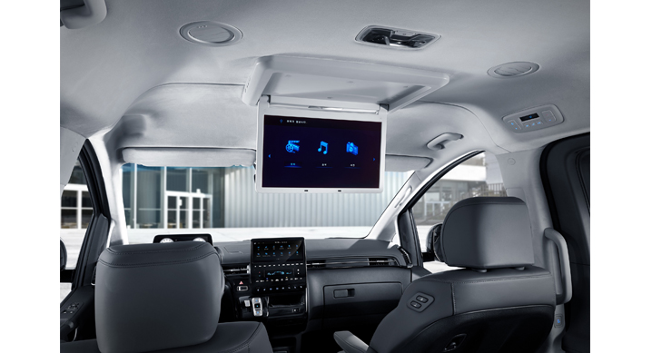 ▲ 사진 : 스타리아 라운지 모빌리티의 기본사양 17.3인치 루프 모니터 (현대차 제공)