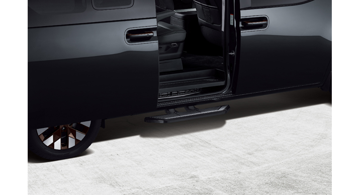 ▲ 사진 : 스타리아 라운지 모빌리티의 기본사양 전동식 사이드 스텝과 스마트 파워 슬라이딩 도어 (현대차 제공)