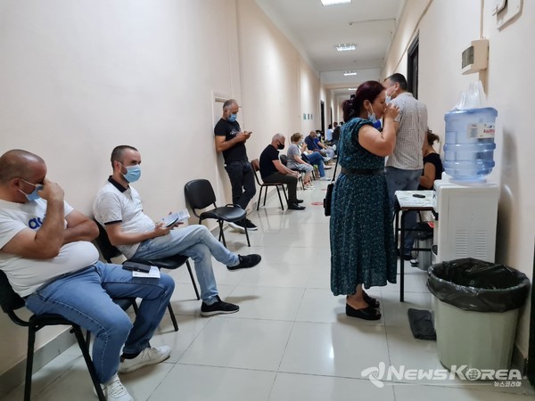 백신 접종을 하기 위해 대학 실내 체육관을 접종 장소로 만들어 접종중이다, @뉴스코리아 박철호 특파원