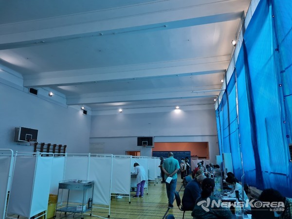백신 접종을 하기 위해 대학 실내 체육관을 접종 장소로 만들어 접종중이다. @뉴스코리아 박철호 특파원