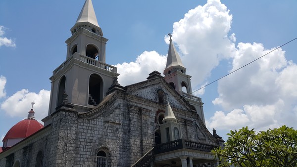 일로일로 제6대 대주교Jose Romeo Lazo 가 근무하는 하로 성당