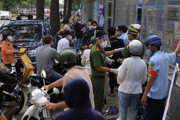 호치민시 2군 Mega Market 앞에서 많은 시민들이 공안의 지시하에 대기하고있다. @뉴스코리아 이웅연 특파원
