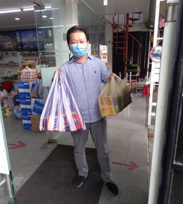 ﻿주다낭 총영사관의 한인동포 지원에 도움을 준 다낭 스타마트의 김종민 대표. @뉴스코리아 김경태 특파원