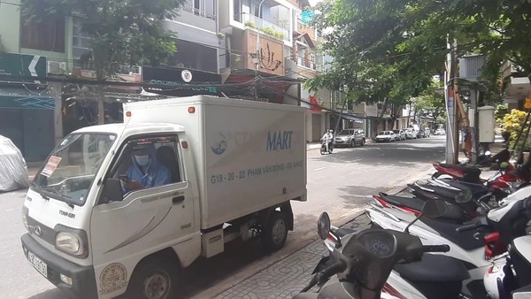 ﻿방호복을 입고 일일이 지원 물품을 가정으로 전달하는 모습. @뉴스코리아 김경태 특파원