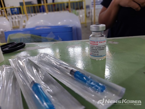 ​사진= 백신 접종을 하는 한인 동포 - @뉴스코리아 이재숭 특파원사진= 모더나 백신 - @뉴스코리아 이재숭 특파원