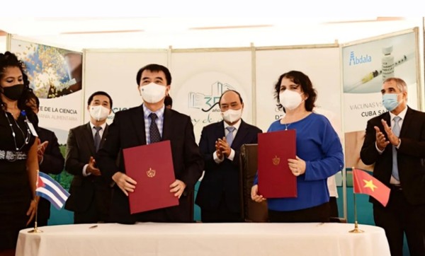 양국 정상이 참석한 가운데 압달라 백신 500만 도스 계약 체결 @사진 Zing 뉴스 캡쳐