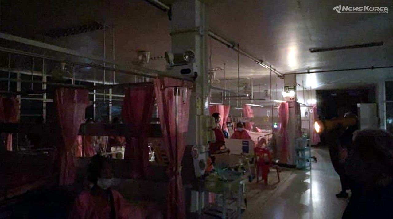 차이야품 병원 침수 현장-안전을 위해 전기가 차단된 상황에 입원실에 고립된 상황. / 사진 : 태국 경찰