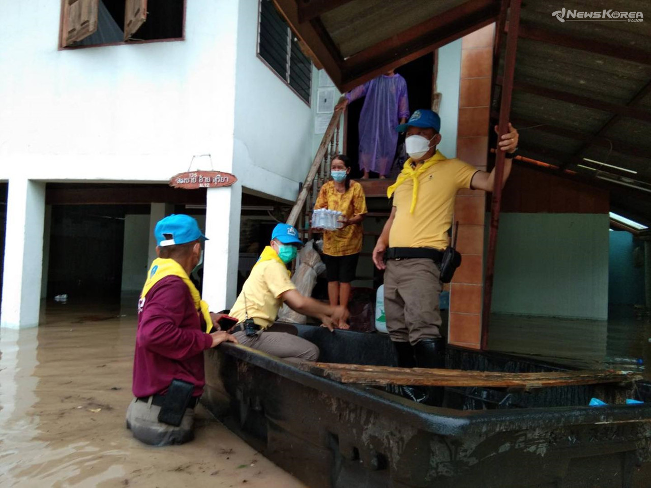 람빵 홍수 피해 현장에 경찰과 관계 기관이 구호품을 전달하고 있다./ 사진 : 태국 경찰