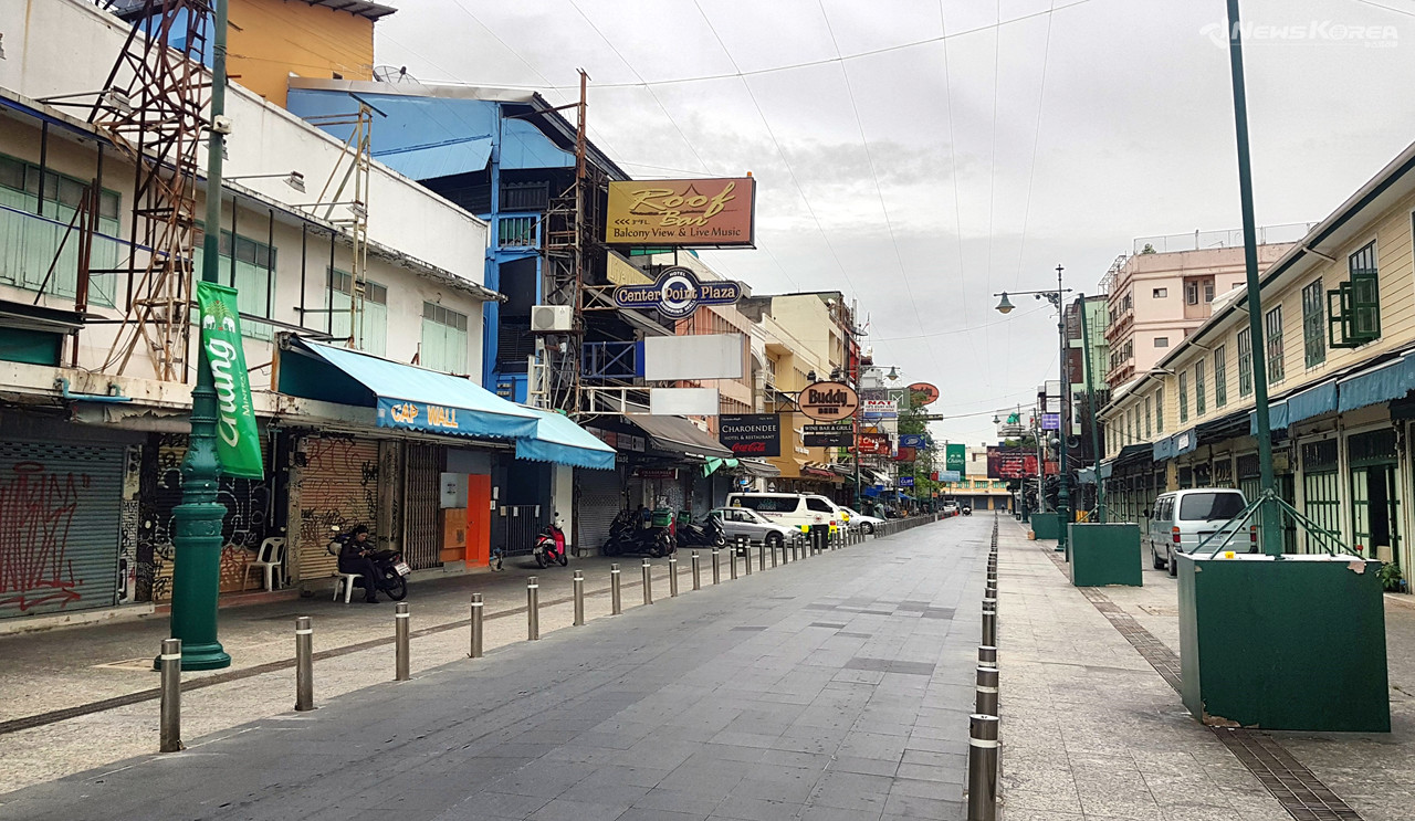 잡화 및 각종 기념품을 판매하는 가게들이 즐비해 있던 거리 @뉴스코리아 김대민 특파원