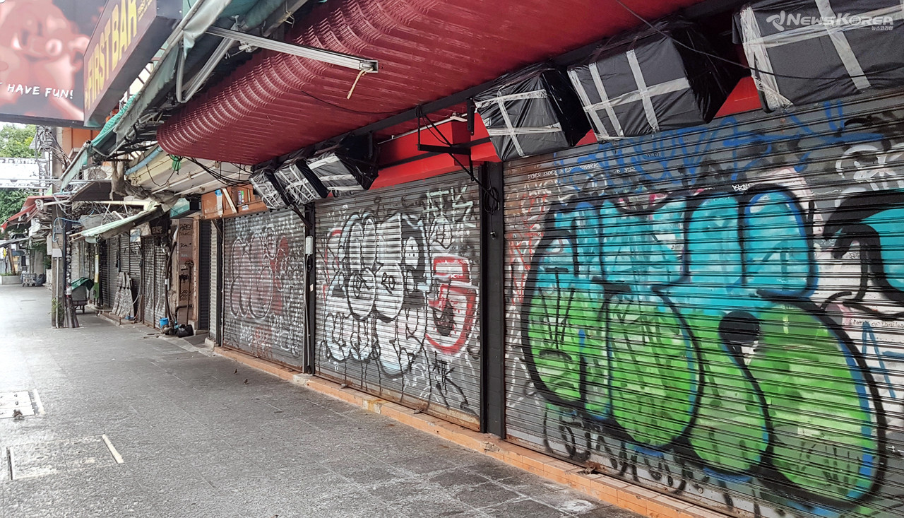 간판을 가린채 셔터가 내려진 상덤들 @뉴스코리아 김대민 특파원