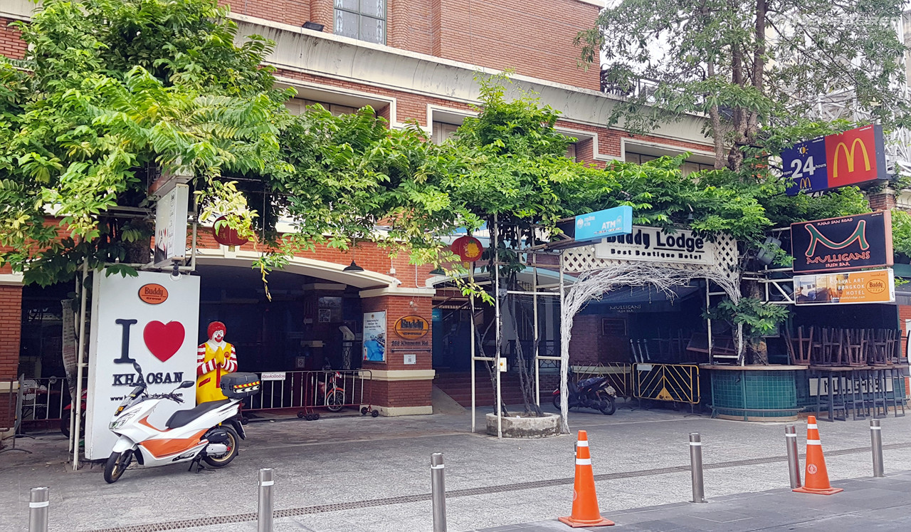 카오산의 명물 맥도날드 마스코트  @뉴스코리아 김대민 특파원