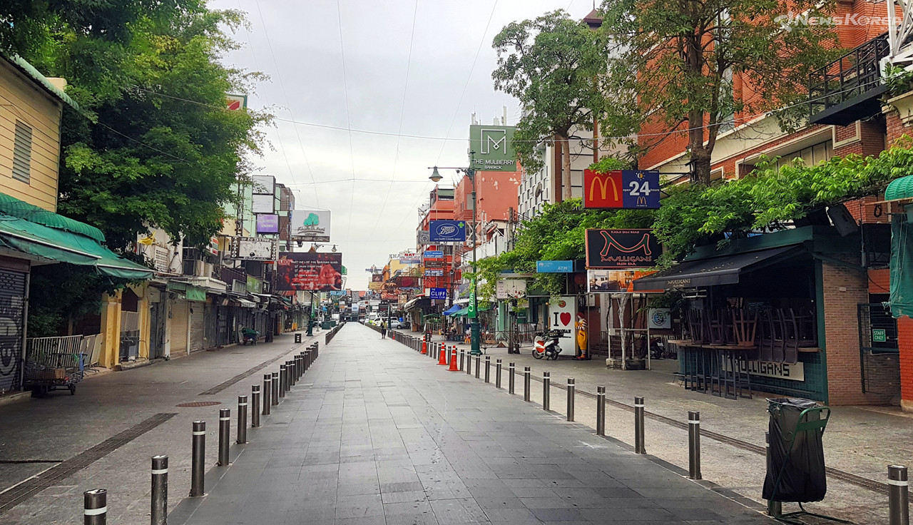 멀리건스 아이리쉬 바 주변 상점들도 텅빈 거리에 방치되어 있다. @뉴스코리아 김대민 특파원