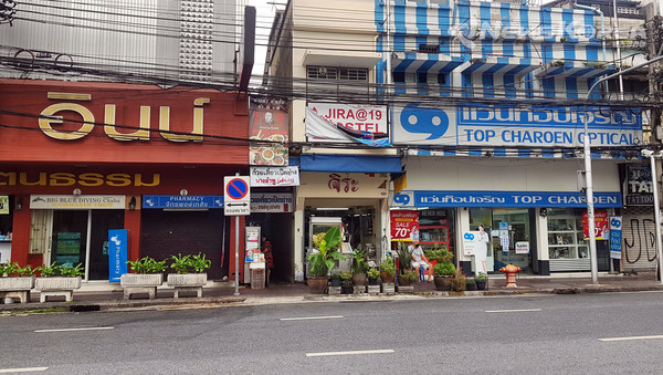 가운데 빨간색 글씨 점포가 어묵 국수로 유명한 '찌라 옌타포' 그 왼쪽에 붙어 있는 오리 국수집 / @뉴스코리아 김대민 특파원