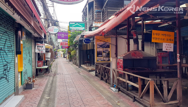 골목을 빠져나오면 짜오프라야강 유람선 프라아팃 선착장과 많은 사람이 찾는 쌀국수집 '나이쏘이', '쿤댕 꾸어이짭 유안'이 위치한 프라아팃(Phra Arthid) 로드를 만나게 된다. @뉴스코리아 김대민 특파원
