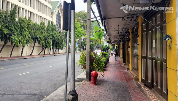 여기서 오른쪽으로 조금만 내려가면 갈비국수로 유명한 나이쏘이가 있고 맞은편에 프라아팃 선착장이 있다. 반대로 왼쪽으로 내려오면 초록색 외관의 베트남씩 쌀국수라고 하는 걸쭉한 국물에 쫀득한 면발의 국수를 담아내는 '쿤댕 꾸어이짭 유안'이 있다.  @뉴스코리아 김대민 특파원