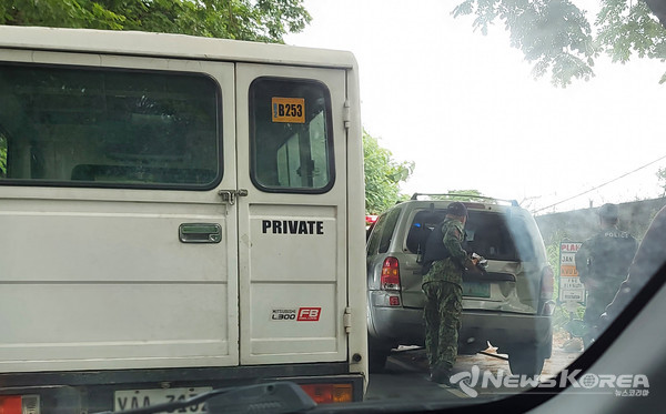 사고 차량은 도주 후 인근 바랑가이 팜팜 임시 검문소에서 체포 됐다 @뉴스코리아 이호영 특파원