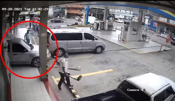 필리핀 앙헬레스시(市)에서 차량이 후진으로 식당으로 돌진해 1명이 사망하고 다수가 부상당하는 사건이 발생했다.@뉴스코리아 (사진:CLTV36 CCTV 캡쳐)