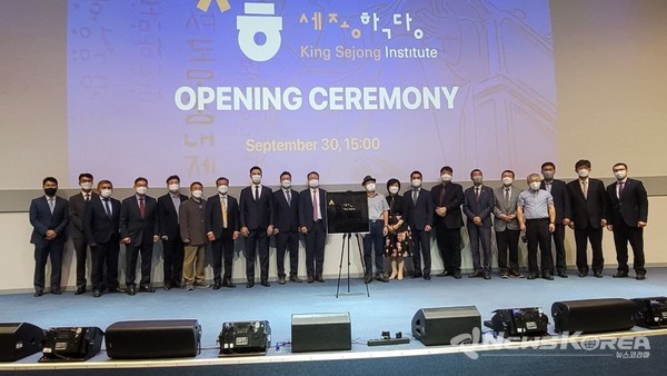 ▲ 인하대학교 타슈켄트2 세종학당 개원식에 참석한 내빈 단체 기념사진-@뉴스코리아 신현권 특파원