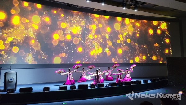 ▲부채춤 공연이 진행되고 있다. -@뉴스코리아 신현권 특파원