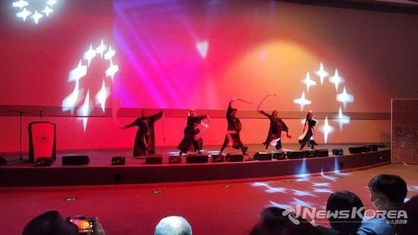 ▲흥겹게 농악공연이 펼쳐 지고 있다., -@뉴스코리아 신현권 특파원