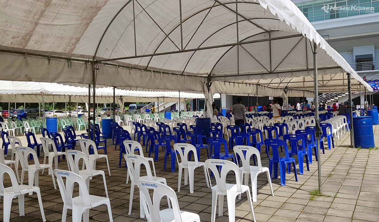 이른 시간이라 외부에 대기하는 사람들은 많지 않았다. @뉴스코리아 김대민 특파원