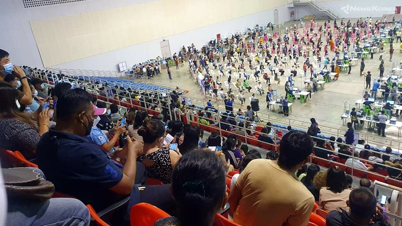 접종센터 내부에는 이미 많은 사람들로 가득차 있었고 접종이 한창 진행 중이었다. @뉴스코리아 김대민 특파원