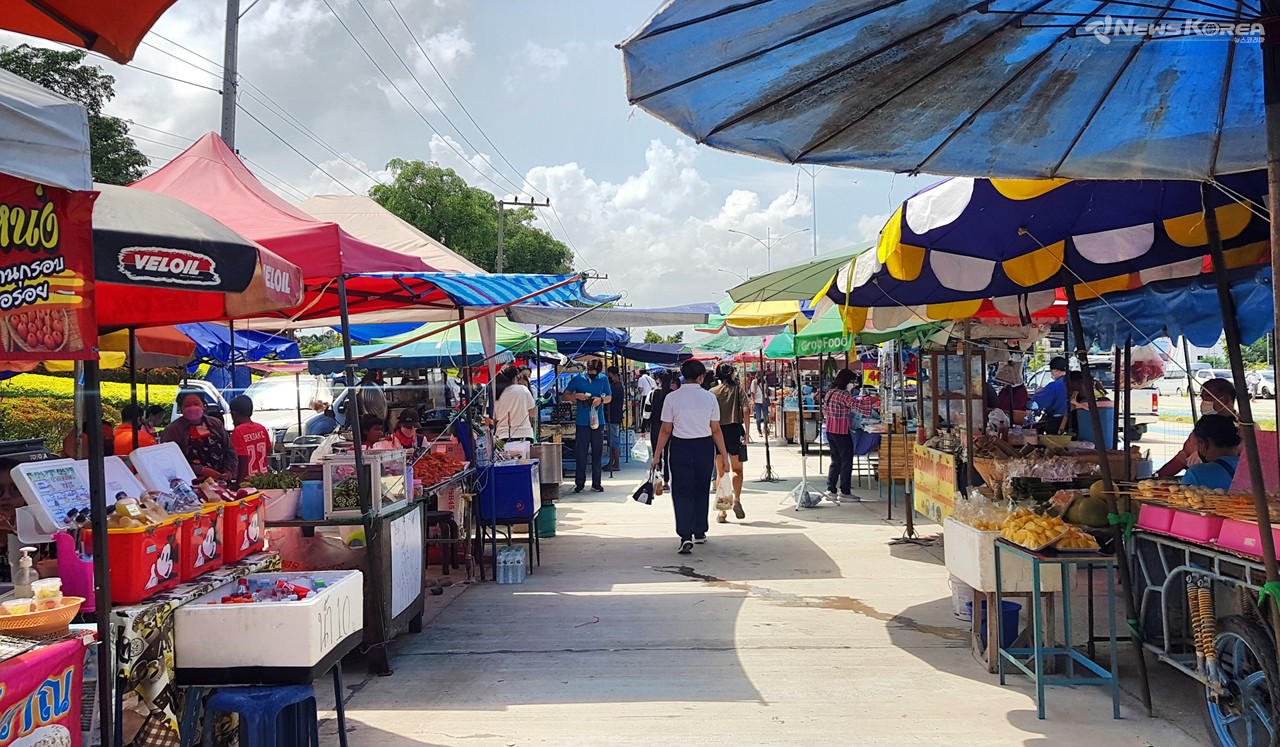 임시 백신 접종센터 앞마당에는 모여든 노점들로 큰 먹거리 장터가 생겼고 오랜만에 이런 저런 태국의 길거리 음식들을 접할 수 있었다. @뉴스코리아 김대민 특파원