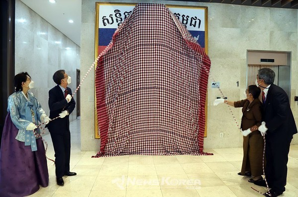 박흥경 대사와 프엉 사코나 장관 등이 한한국 평화작가의 캄보디아 지도 작품 제막식을 함께 진행하고 있다 @사진제공=주캄보디아대한민국대사관