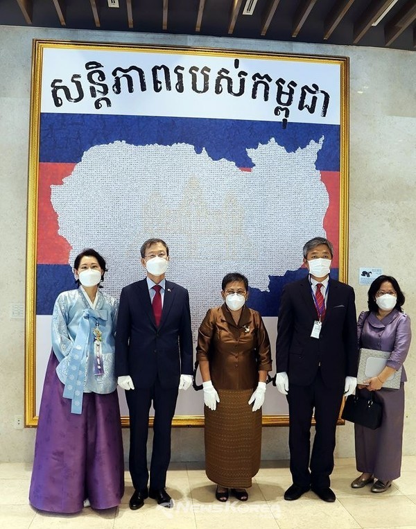 (왼쪽 두번째)박흥경 대사, (가운데)프엉 사코나 장관 등이 한한국 평화작가의 캄보디아 지도 작품 제막식을 함께 진행하고 기념촬영을 하고 있다. @사진제공=주캄보디아대한민국대사관