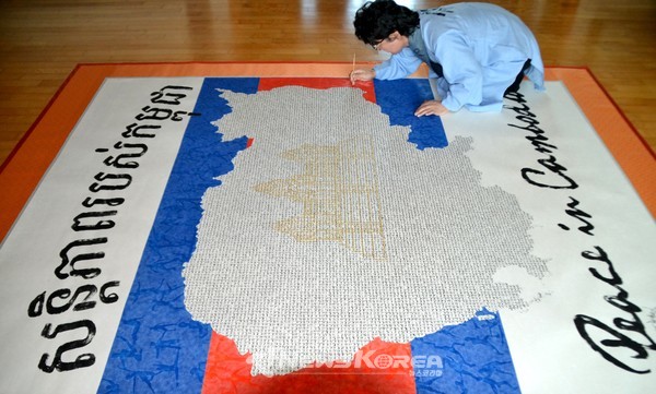 한한국 세계평화작가 ‘캄보디아 평화지도 Cambodia Peace Map_ 작품제작 모습 @사진제공=한한국 세계평화작가