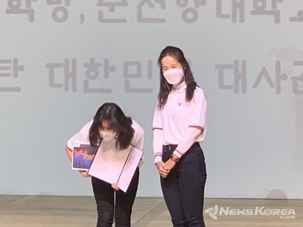 ▲동상을 수상한 에르가쇼바 모히라(Ergashova Mokhira)-@뉴스코리아 신현권 특파원 