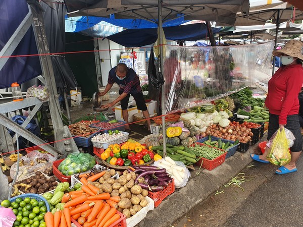 호치민시 재래시장이 하나둘씩 문을 열고있다. @뉴스코리아 이웅연 특파원