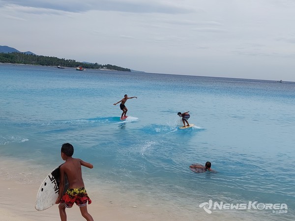 사진= 코로나로 인해 답답함을 잊게하는 에메랄드 바다에서 시원하게 즐기는 서핑- @뉴스코리아 이재숭 특파원